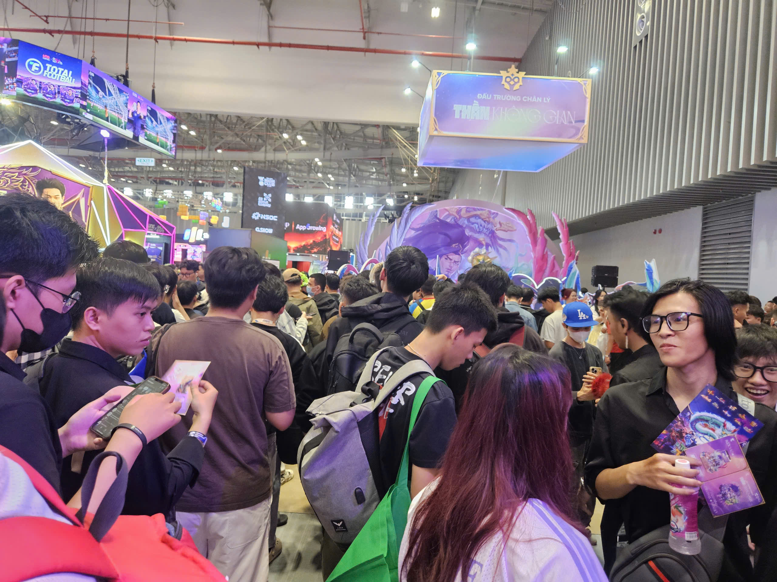 Xếp hàng dài nhiều vòng chỉ để săn quà ở Vietnam GameVerse 2026